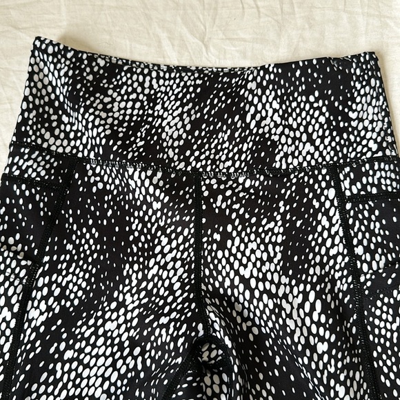 Zyia Active Black and White Capri Leggings Size 4
Pockets - Picture 5 of 7